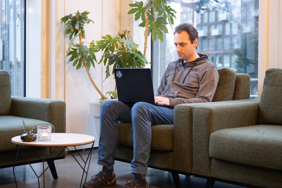 Joost Vunderink achter zijn laptop
